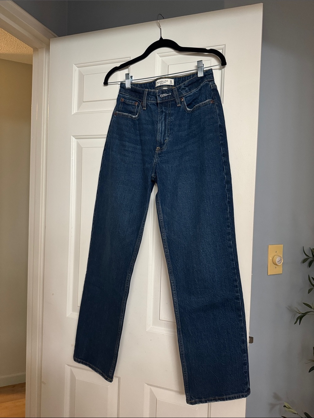Abercrombie Women’s Vintage Straight Jeans- Dark Blue